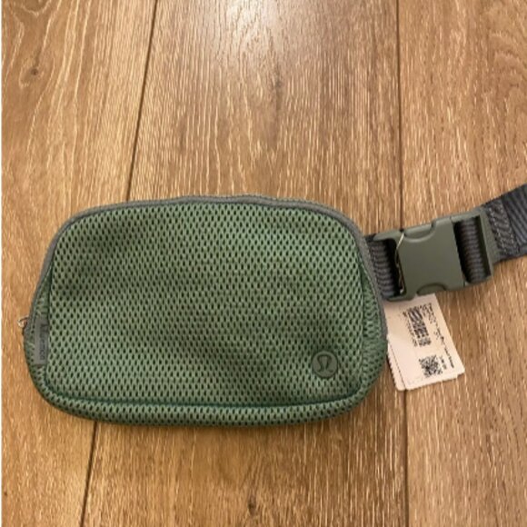 NWT Lululemon Everywhere Belt Bag - Picture 5 of 7
